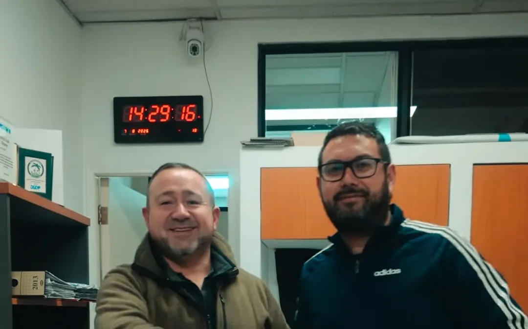 Firma de convenio en la oficina de Vía Express