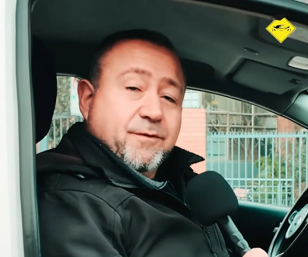 Profesor de Vía Express en el asiento del copiloto de un auto de la escuela